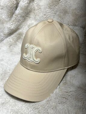 Celine hat